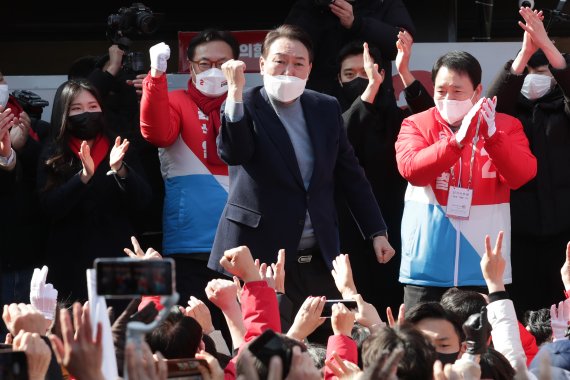 윤석열 국민의힘 대선 후보가 22일 충남 서산 동문동 로데오거리 현장 유세에서 단상에 올라 지지자들과 함께 구호를 외치고 있다. 뉴시스