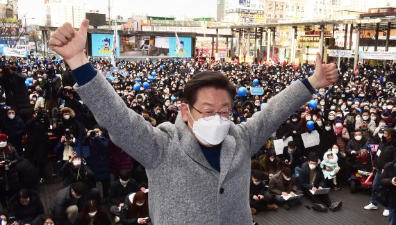 제20대 대선이 15일 앞으로 다가온 22일 이재명 더불어민주당 대선 후보와 정세균 전 국무총리가 경기도 부천시 심곡동 부천역 북광장(마루광장)에서 '경기도를 넘어 전세계가 부러워하는 대한민국 만들겠습니다!' 부천 유세를 하고 있다. 2022.2.22/뉴스1 © News1 국회사진취재단