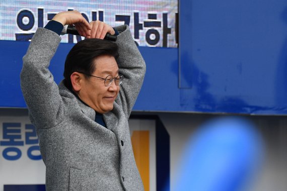 이재명 더불어민주당 대선 후보가 22일 오후 인천 부평구 부평역 앞 광장에서 '인천 재도약 앞으로, 인천 경제 제대로!' 유세에 나서 지지자들에게 하트 동작을 하고 있다. 2022.2.22/뉴스1 © News1 국회사진취재단