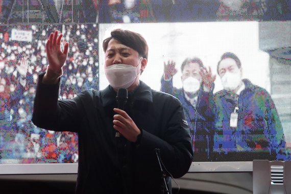 이준석 국민의힘 대표가 22일 오후 서울 마포구 KT&G 상상마당 앞에서 열린 유세에 참석해 윤석열 대선 후보에 대한 지지를 호소하고 있다. © News1 국회사진취재단