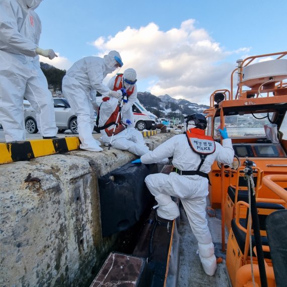 경북 포항해양경찰서(서장 김형민)는 22일 오후 12시 3분 울릉군에서 발생한 신종코로나바이러스 감염증(코로나19)확진자를 함정을 이용 국가지정병원으로 이송했다고 밝혔다.(포항해양경찰서제공)2022.2.23/© 뉴스1