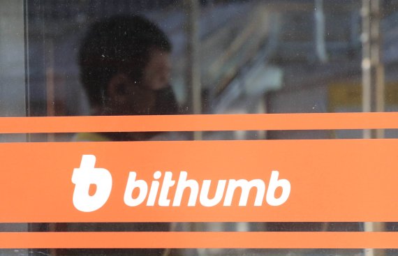 NH농협은행은 빗썸과 코인원을 상대로 조만간 실명계좌 제공계약 연장 여부를 판단하기 위한 실사를 진행할 예정이다. 빗썸과 코인원은 지난해 9월 특정금융정보법상 가상자산 사업자 신고를 앞두고 NH농협은행과 실명계좌 제공계약을 체결한 바 있다. 당시 계약기간은 6개월이었다. /사진=뉴시스