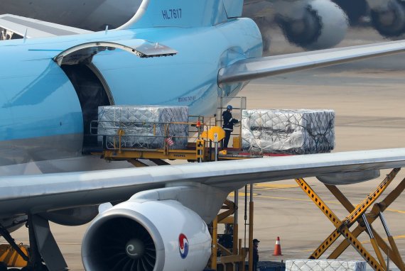 [인천공항=뉴시스] 배훈식 기자 = 사진은 지난해 12월 인천공항을 통해 화이자 백신이 도입되는 모습. 2022.02.23. dahora83@newsis.com