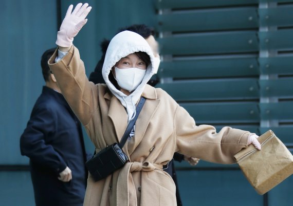방송인 최화정이 23일 오전 서울 양천구 목동 SBS로 라디오 파워FM '최화정의 파워타임' 진행을 위해 방송국으로 들어서며 인사를 하고 있다. © News1 권현진 기자