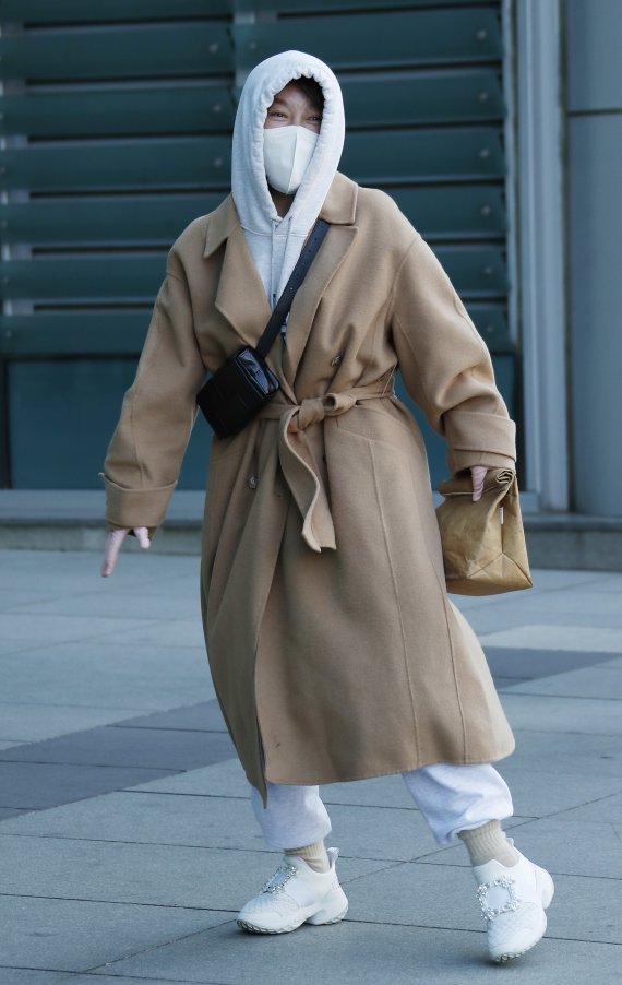 방송인 최화정이 23일 오전 서울 양천구 목동 SBS로 라디오 파워FM '최화정의 파워타임' 진행을 위해 방송국으로 들어서고 있다. © News1 권현진 기자
