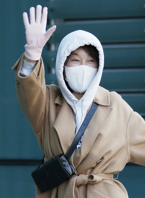 방송인 최화정이 23일 오전 서울 양천구 목동 SBS에서 진행된 라디오 파워FM '최화정의 파워타임' 생방송을 위해 방송국으로 들어서며 인사를 하고 있다. © News1 권현진 기자