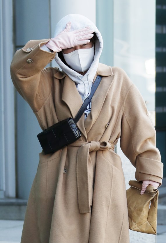 방송인 최화정이 23일 오전 서울 양천구 목동 SBS로 라디오 파워FM '최화정의 파워타임' 진행을 위해 방송국으로 들어서며 손으로 얼굴을 가리고 있다. © News1 권현진 기자
