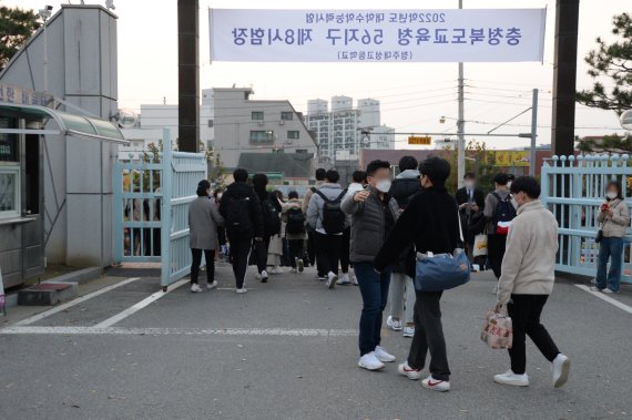 [서울=뉴시스] 조성현 기자 = 2022학년도 대학수학능력시험이 치러진 지난해 11월18일 오후 충북 청주시 청원구 내덕동 대성고등학교에서 수험생들이 고사장을 나서고 있다. 2022.02.22. jsh0128@newsis.com