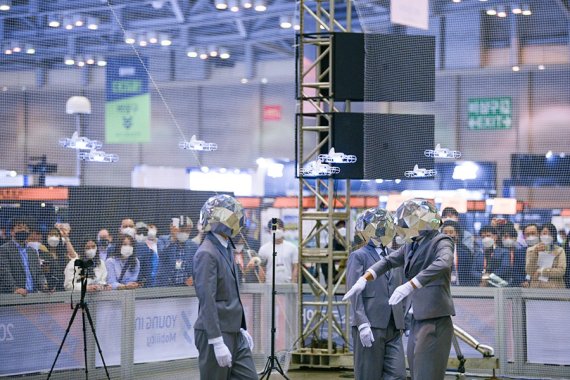 국내 최대 드론 전시회 및 콘퍼런스인 '2022 드론쇼 코리아(Drone Show Korea 2022)'가 2월 24일부터 26일까지 3일간 부산 벡스코에서 개최된다. 지난해 부산 벡스코 전시장에서 열린 '2021 드론쇼 코리아'의 모습 드론쇼 코리아 제공