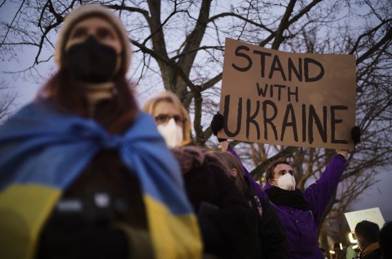 22일(현지시간) 독일 베를린의 러시아 대사관 부근에서 한 남성이 러시아의 우크라이나 긴장 고조에 반대하는 시위에 참석해 우크라이나를 지지하는 손팻말을 들고 있다. /사진=AP뉴시스