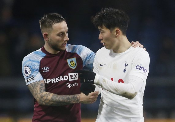 토트넘 홋스퍼의 손흥민이 24일(한국시간) 영국 번리 터프 무어에서 열린 2021-2022 잉글랜드 프리미어리그(EPL) 번리와의 13라운드 순연 경기 후 번리의 조시 브라운힐과 인사를 나누고 있다. . © 로이터=뉴스1