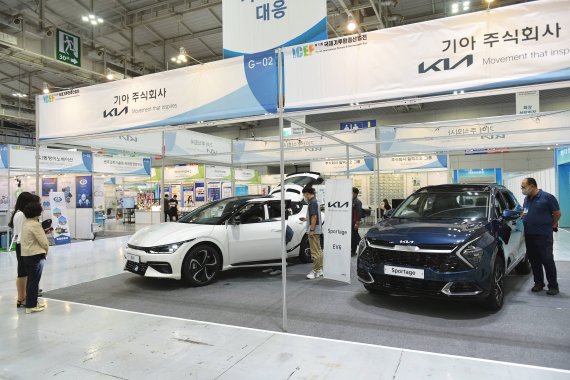 [광주=뉴시스]이창우 기자 = 기아가 25일 광주 DJ센터에서 개막한 호남권 유일의 국제산업전시회인 '국제기후환경산업전(ICEF)'에서 신형 스포티지 하이브리드와 EV6를 선보이고 있다. (사진=기아 제공) 2021.08.25 photo@newsis.com *재판매 및 DB 금지