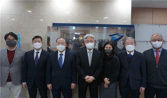 제7기 언론진흥기금관리위원회 위원들이 위촉식 행사에 참여한 뒤 기념촬영을 하고 있다. 왼쪽부터 김도승 위원, 조홍준 위원, 고승철 위원, 표완수 위원장, 배진아 위원, 김석기 위원, 이희용 위원 /사진=한국언론진흥재단