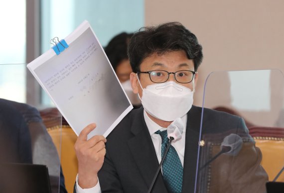 [서울=뉴시스] 김선웅 기자 = 진성준 더불어민주당 의원이 4일 서울 여의도 국회에서 열린 국토교통위원회 전체회의에서 도시 및 주거환경정비법 개정 조속 입법 탄원서를 들고 발언하고 있다. (공동취재사진) 2022.01.04. photo@newsis.com