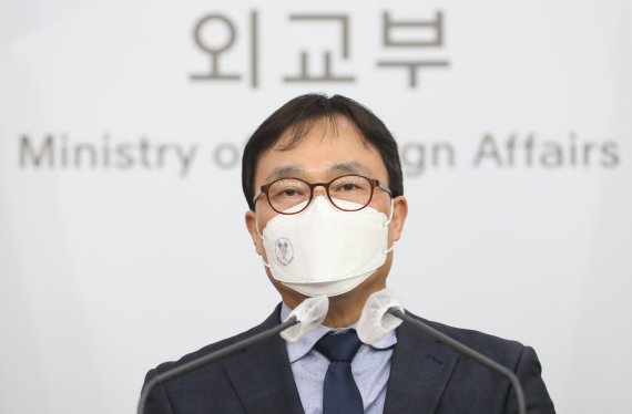 [서울=뉴시스] 배훈식 기자 = 러시아가 우크라이나에 대한 공격을 시작한 24일 오후 서울 종로구 서울정부청사 별관 브리핑실에서 최영삼 외교부 대변인이 관련 브리핑을 하고 있다. (공동취재사진) 2022.02.24. photo@newsis.com <저작권자ⓒ 공감언론 뉴시스통신사. 무단전재-재배포 금지.> /사진=뉴시스화상