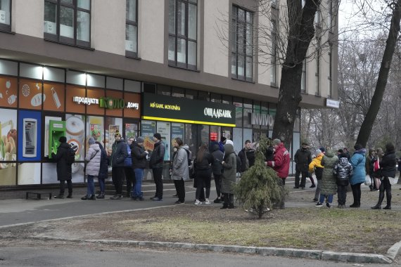 ATM 앞 긴줄 24일(현지시간) 우크라이나 수도 키예프에서 현금을 인출하려는 주민들이 현금자동입출금기(ATM) 앞에 줄을 서 있다. 이날 블라디미르 푸틴 러시아 대통령은 특별 군사작전을 선포하고 우크라이나에 대한 전면침공에 들어갔다. AP 뉴시스