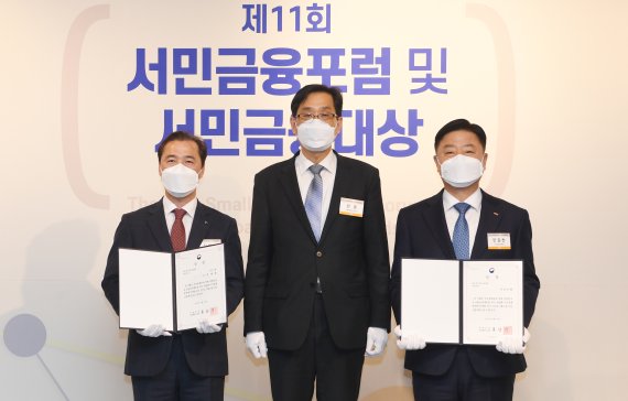 파이낸셜뉴스가 24일 서울 소공로 웨스틴조선호텔에서 개최한 제11회 서민금융포럼 및 서민금융대상 시상식에서 기획재정부장관상 시상자와 수상자들이 기념촬영하고 있다. 왼쪽부터 하나은행 김재봉 차장, 한훈 기획재정부 차관보, 안감찬 부산은행장. 사진=김범석 기자