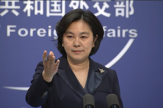 [베이징=AP/뉴시스] 지난 20일 중국 베이징 외교부에서 화춘잉 대변인이 기자회견을 가지고 있다. 2021.01.21.