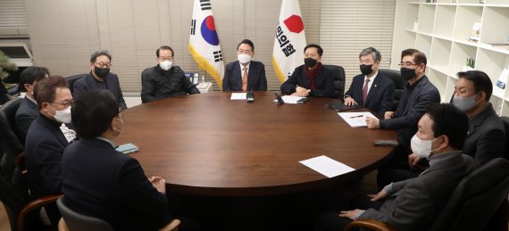 윤석열 국민의힘 대선 후보가 24일 오후 서울 여의도 국민의힘 중앙당사에서 열린 우크라이나 사태 관련 긴급대책회의를 주재하고 있다. 사진=뉴스1화상