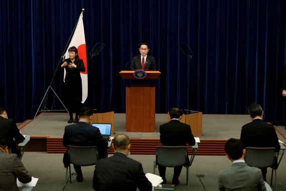 기시다 후미오 일본 총리가 25일 일본 도쿄 총리관저에서 우크라이나 사태와 관련 기자회견을 하고 있다. AP뉴시스