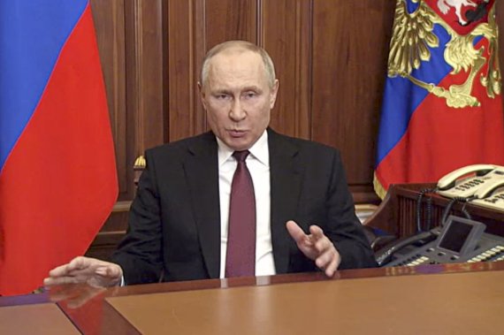 블라디미르 푸틴 러시아 대통령이 24일(현지시간) 러시아 모스크바에서 대국민 연설을 하고 있다. 푸틴 대통령은 우크라이나 돈바스 지역 민간인들을 보호하기 위해 군사 작전이 필요하다고 주장하며.사진=뉴시스
