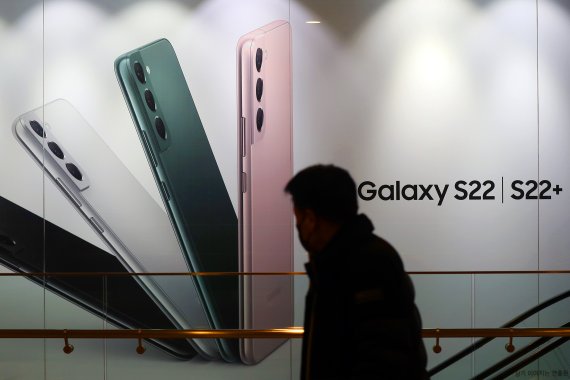 삼성전자의 플래그십 스마트폰 신제품인 '갤럭시S22'에 흥행 청신호가 켜졌다. 사전 개통 첫날인 22일 갤럭시S22 개통량은 30만대를 돌파했다. 지난해 8월 출시된 폴더블폰 '갤럭시Z 폴드3'·'플립3'의 27만대 기록을 넘어선 수치다. 24일 서울 서초구 삼성 딜라이트에 갤럭시S22 시리즈 홍보용 광고판이 설치돼 있다. 2022.2.24/뉴스1 © News1 민경석 기자 /사진=뉴스1