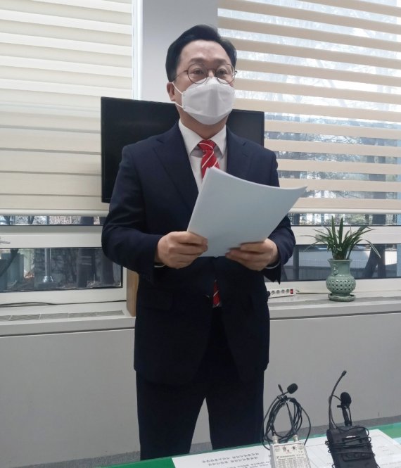 국민의힘 이장우 전 의원이 25일 대전시의회 브리핑룸에서 기자회견을 갖고 시에 방역패스 적용 중단을 촉구하고 있다. ©뉴스1 최일 기자