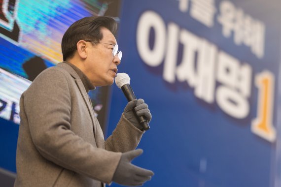 [원주=뉴시스] 최동준 기자 = 이재명 더불어민주당 대선후보가 24일 오후 강원도 원주 중앙로 문화의거리에서 유세를 하고 있다. 2022.02.24. /사진=뉴시스