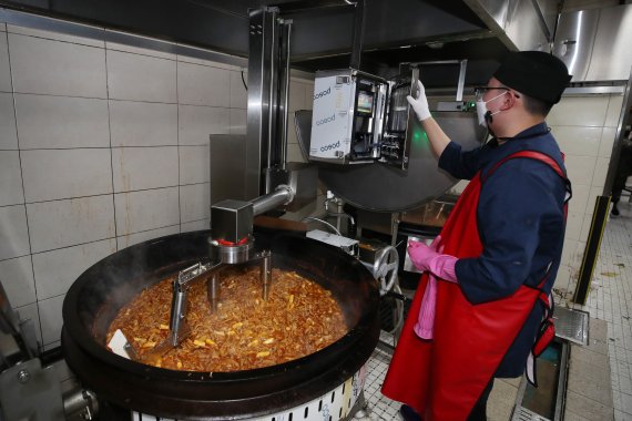 충남 논산 육군훈련소 28연대 식당에서 조리병이 직교로봇으로 돼지불고기 볶음 조리과정을 시연하고 있다.(사진은 기사 내용과 무관함) 사진=국방일보 제공