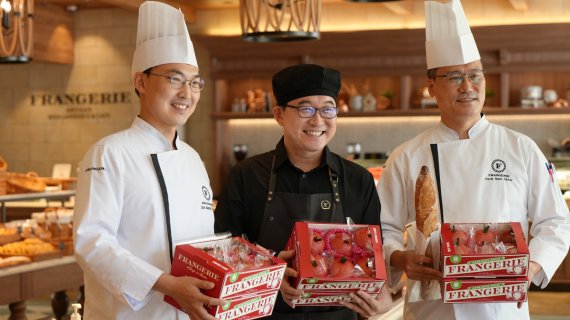 [서울=뉴시스]왼쪽부터 프랑제리 조성우 부문장, 켄싱턴월드 손창우 대표, 박남철 이사.(사진=이랜드 제공) *재판매 및 DB 금지