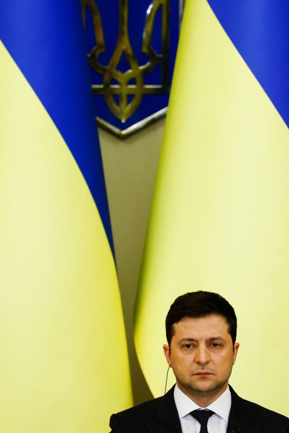 볼로디미르 젤렌스키 우크라이나 대통령이 2월 우크라이나 키예프에서 안제이 두다 폴란드 대통령, 기타나스 나우세다 리투아니아 대통령과 공동 기자회견을 하고 있다. © 로이터=뉴스1 © News1 김진환 기자