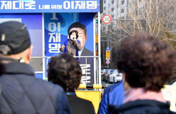 [광주=뉴시스] 변재훈 기자 = 추미애 더불어민주당 명예선대위원장이 25일 오후 광주 서구 치평동 상무금요시장에서 이재명 대선 후보의 지지를 호소하고 있다. 2022.02.25. wisdom21@newsis.com