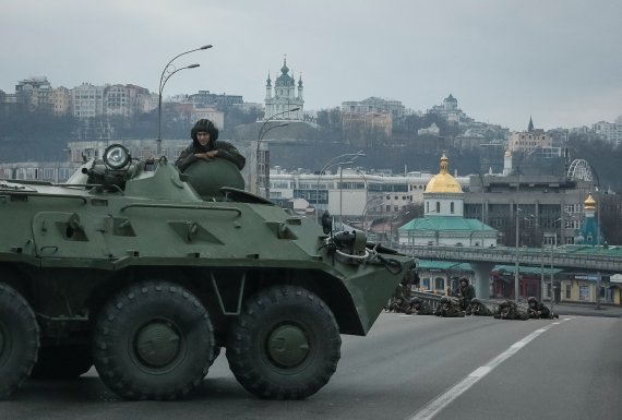 우크라이나 예비군 장갑차가 25일(현지시간) 수도 키예프 중심가를 지키고 있다. 로이터뉴스1