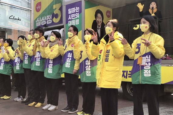 심상정 정의당 대선 후보가 26일 대구 동성로 옛 대구백화점 앞 인도에서 유세차량에 올라 지지를 호소하고 있다. 공식 선거운동가 시작된 이후 처음으로 대구를 찾은 심 후보의 유세 현장에는 여영국 정의당 대표와 류호정·장혜영·이은주·강은미·배진교 의원 등 원내 의원 전원이 참석했다. 2022.2.26 © News1 남승렬 기자