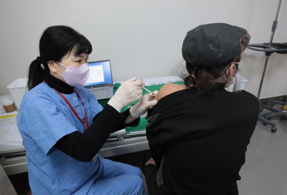 지난달 4일 서울 은평구 청구성심병원에서 한 시민이 코로나19 백신 3차접종을 하고 있다. 2022.1.4/뉴스1 © News1 이성철 기자 /사진=뉴스1