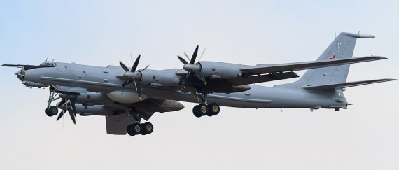 투폴레프 Tu-142는 투폴레프 Tu-95 전략폭격기를 해상초계기로 개조한 버전이다. 나토는 투폴레프 Tu-95 전략폭격기를 베어라고 부르는데, 이것을 해상초계기로 개조한 투폴레프 Tu-142도 그냥 베어라고 부른다. 무지막지한 항속거리를 지닌 Tu-95를 베이스로 만들어진 초계기로 현재까지도 이 대잠초계기의 작전반경을 능가하는 초계기가 개발되지 않았을 정도이다. 그러나 Tu-142는 잠수함 탐지 능력이 거의 없다시피 할 정도로 기체의 진동과 소음이 큰 기체로 평가받는다. ⦁승무원: 11~13 ⦁길이: 53.08m(162ft 5in