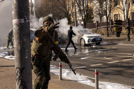 26일(현지시간) 우크라이나 키예프에서 우크라이나 군인들이 군사시설 주변을 통제하고 있다.AP뉴시스