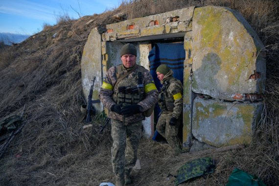 우크라이나 군인들이 26일(현지시간) 수도 키예프 외곽의 바실리크 공군기지에 만들어진 벙커에서 나오고 있다. 로이터뉴스1