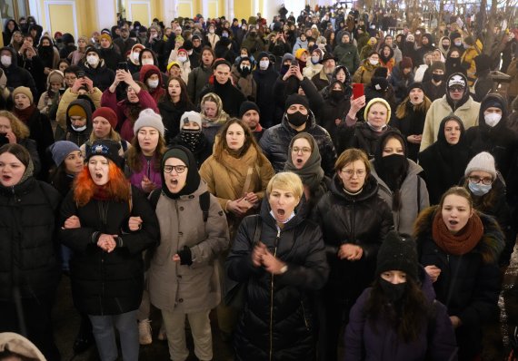 25일(현지시간) 러시아 상트페테르부르크에서 전쟁 반대 시위대가 구호를 외치고 있다. 러시아인들은 소셜미디어 등을 통해 러시아의 우크라이나 침공을 비난하며 시위를 촉구했다. 러시아 54개 도시에서 크고 작은 시위가 일어나 약 1800명이 체포됐고 그중 약 1천 명은 모스크바에서 체포됐다.사진=뉴시스