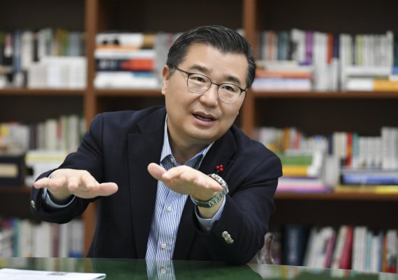 [서울=뉴시스] 류경기 중랑구청장은 지난 23일 서울 중랑구청 구청장실에서 "중랑에 꼭 채워나가야 할 구민의 열망은 '살기좋은 중랑에 경제와 교육 기반'을 튼튼히 하는 일"이라고 밝혔다. (사진=중랑구 제공) 2022.02.27. photo@newsis.com *재판매 및 DB 금지