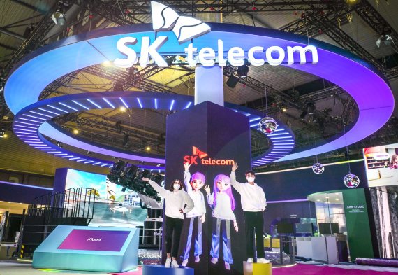 SK텔레콤 메타버스(3차원 가상세계) 플랫폼 ‘이프랜드(ifland)’가 글로벌 무대에 데뷔한다. 사진은 SKT 전시관에서 현지 모델들이 이프랜드를 소개하고 있는 모습. SKT 제공