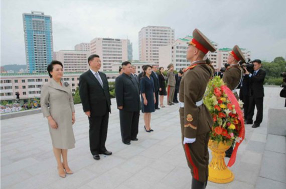【서울=뉴시스】 북한을 공식 국빈방문중인 시진핑 중국 국가주석과 부인 펑리위안 여사가 21일 평양 우의탑을 찾아 꽃바구니를 진정했다고, 노동신문이 22일 보도했다. 이날 김정은 국무위원장과 부인 리설주 여사는 시진핑 주석과 부인 펑리위안 여사를 맞았다. 이날 행사에는 중국공산당 중앙위원회 정치국 위원이며 서기처 서기인 정설상 판공청 주임, 중국공산당 중앙위원회 정치국 위원인 양결지 중앙외사사업위원회 판공실 주임, 왕의 중화인민공화국 국무원 국무위원 겸 외교부장, 중국인민정치협상회의 전국위원회 부주석 하립봉 국가발전 및 개혁위원회 주