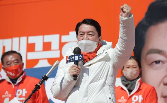 안철수 국민의당 대선 후보가 27일 오후 전남 순천 아랫장에서 시민들을 향해 지지를 호소하고 있다. 사진=뉴시스