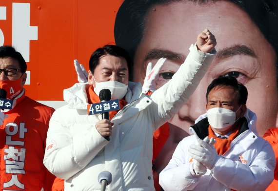 안철수 국민의당 대선 후보가 27일 전남 여수 이순신광장에서 시민들을 향해 지지를 호소하고 있다. 뉴시스