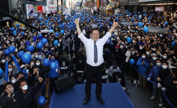 [부산=뉴시스] 최동준 기자 = 이재명 더불어민주당 대선 후보가 27일 오후 부산 부산진구 서면 쥬디스태화 인근에서 열린 '부산을 위해, 나를 위해 이재명아이가!' 부산 집중유세에서 지지를 호소하고 있다. 2022.02.27. photocdj@newsis.com