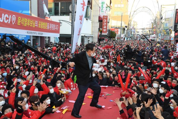 [포항=뉴시스] 전신 기자 = 윤석열 국민의힘 대선 후보가 27일 경북 포항 북구 북포항우체국 앞에서 시민들을 향해 지지를 호소하고 있다. 2022.02.27. photo1006@newsis.com