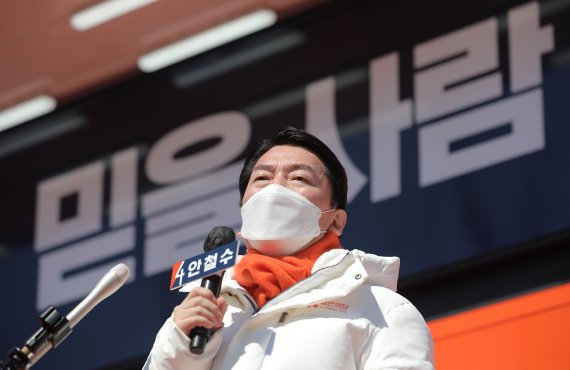 [순천=뉴시스] 전신 기자 = 안철수 국민의당 대선 후보가 27일 오후 전남 순천 아랫장에서 시민들을 향해 지지를 호소하고 있다. 2022.02.27. photo1006@newsis.com