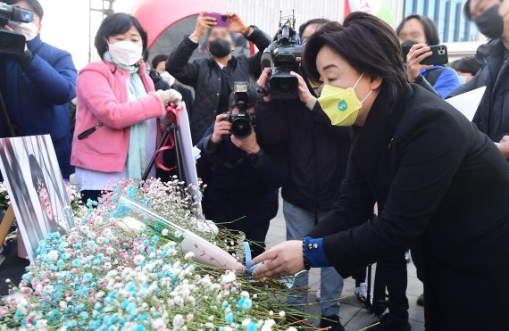 [서울=뉴시스] 최진석 기자 = 심상정 정의당 후보가 27일 서울 서대문구 신촌 유플렉스 앞 광장에서 열린 변희수 하사 1주기 추모제에서 헌화를 하고 있다. (공동취재사진) 2022.02.27. photo@newsis.com