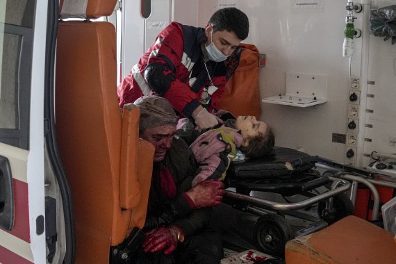 우크라이나 동부 마리우폴에서 지난 2월27일(현지시간) 구급대원이 러시아군의 포격으로 부상당한 6세 소녀에게 심폐소생술을 실시하고 있다. 뉴시스/AP /사진=뉴시스 외신화상