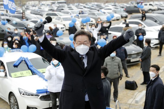 [파주=뉴시스] 최동준 기자 = 이재명 더불어민주당 대선 후보가 26일 경기 파주 문산읍 평화누리주차장에서 '평화로 드라이브 인' 유세를 열고 지지를 호소하고 있다. 2022.02.26. photocdj@newsis.com